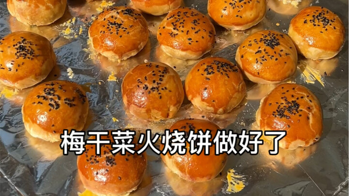 Rau xanh nhà tôi năm nay được mùa lắm! Sau ba lần luộc và phơi, tôi làm thành bánh bao kẹp rau khô k