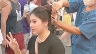 The girl with the high forehead is so beautiful! The uncle selling hairpins on the street has incred