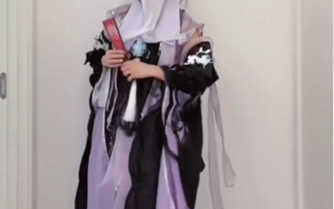 Wearing a flower-patterned dress, I tried dancing to "Ji Ming Yue."