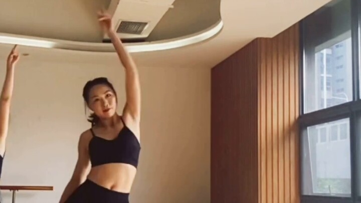 [Học nhảy Jazz từ đầu] Hôm nay chúng ta cùng tập một số bài tập tay nhé! Như thường lệ, phần chuyển 