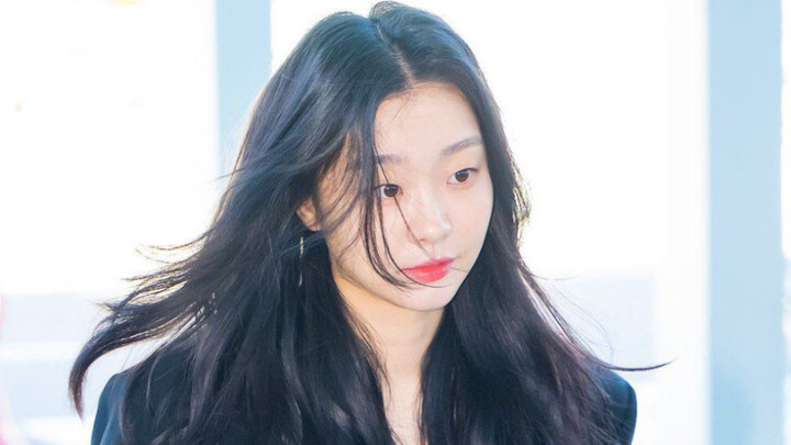 Kim Da-mi, with an innocuous, harmless face and the confident stride of a big sister, has set off fo