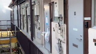 The houses where poor people live in Japan are similar to the houses where beautiful women live on a