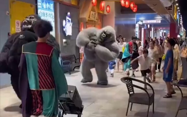 دميتا غوريلا تمشيان الواحد خلف الآخر، ويبدو واضحًا أن راتب الدمية في الخلف أعلى.