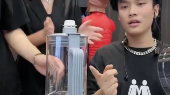 Tiểu Dương Ca phát sóng hài hước, cô gái thương hiệu đeo mặt nạ đau khổ