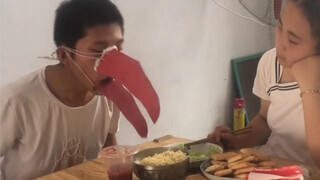 硬核沙雕发明：吃饭不用手的辅助器