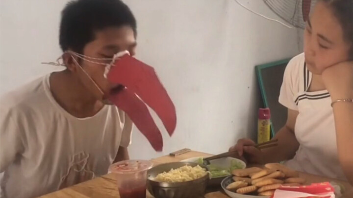 Penemuan patung pasir hardcore: alat bantu untuk makan tanpa tangan