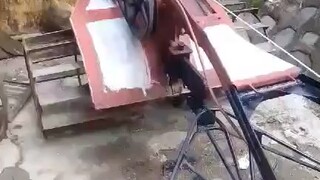 不要比錢，到了醫院都是紙；不要比房，你倒下了就是別人家；不要比車，你走了鑰匙就是別人的。