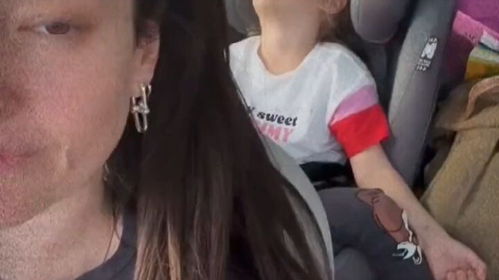 Jangan main HP terus, cepat tidur.