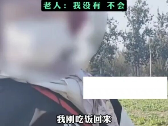 شاب يدير حديقة قطف، يلتقي بعجوز يقطف الخضروات فيسألها: هل تدفع بالمسح أو نقدًا؟ فيجيب العجوز: “لا أع