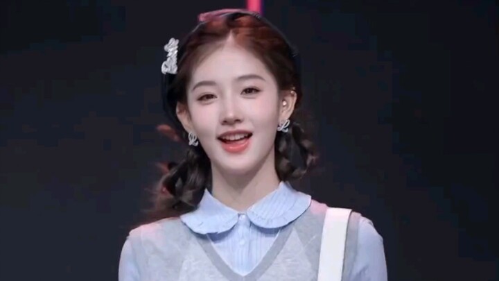 Bộ sưu tập thời trang Trung Quốc: Các cô gái trong sáng, đáng yêu trình diễn catwalk; Show thời tran