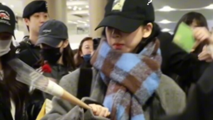 [RYU JI MIN] When she received an empty bouquet at the airport...