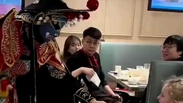 Chinese guy performs Sichuan Opera at an American restaurant, stunning the crowd