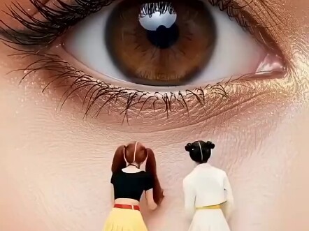 ماذا دخل في عيني هذه الجميلة الصغيرة؟