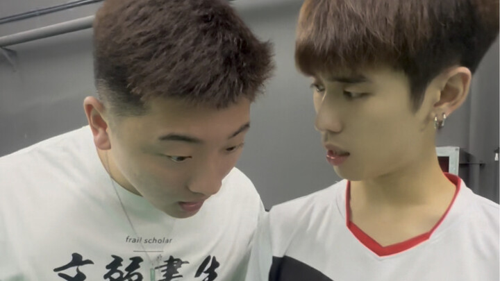 في الواقع، إن لعب الضربة الخلفية بالانزلاق صعب حقًا.