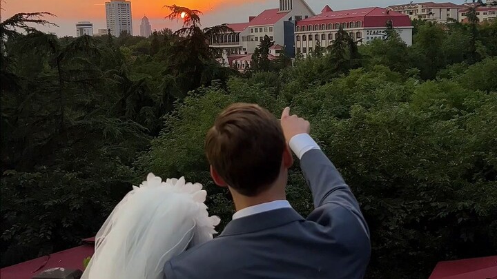 终于，我们举办了我们期待已久的婚礼！感谢双方父母祝福和支持，如果说我们是两只小鸟，你们就是一片森林，是我们永远的港湾，我们一定会长久的幸福下去！