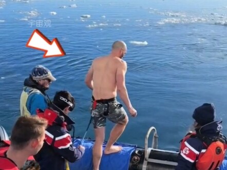 لماذا يقفز جميع زوار القطب الجنوبي في مياه البحر الجليدي؟