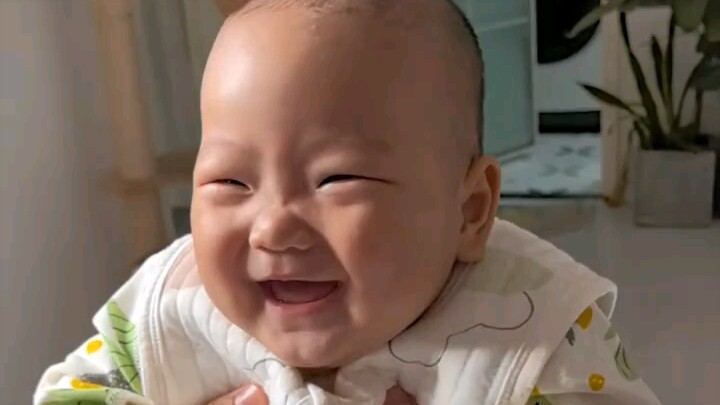 Cute Kid: The Difference Between Mom and Dad