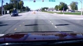 Kendaraan yang menerobos lampu merah terpental terkena tabrakan, beberapa saat kemudian dikembalikan