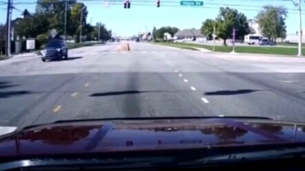 车辆闯红灯被撞飞，一会后被另一车辆“送回”车祸现场