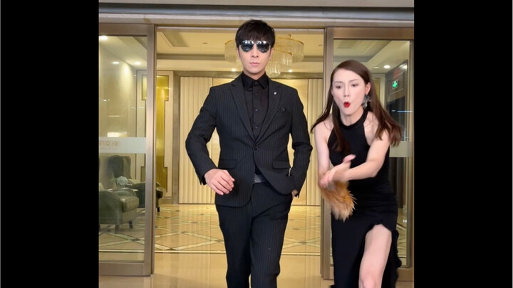 หลังจากถูกเจ้าของหอตีจนขาลากไปหลายครั้ง ในที่สุดเจ้าของหอก็ถูกฝึกให้มีท่าเดินแบบเท่ๆ ได้แล้ว ถามหน่อ