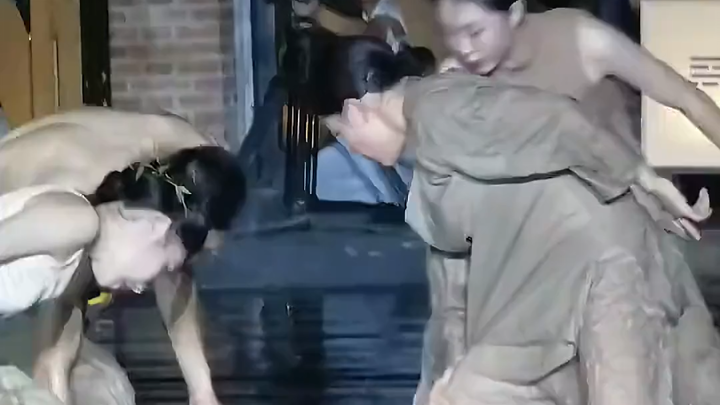 It is said that this dance is very popular now, and there is such a handsome guy with big abdominal 