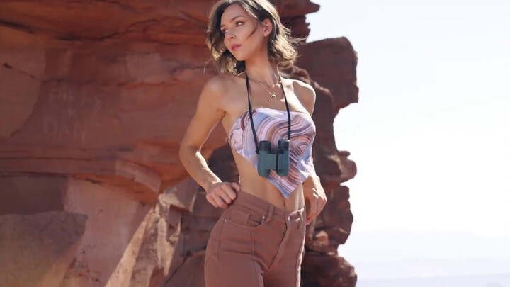 Người mẫu nổi tiếng Rachel Cook một mình giữa sa mạc, bạn có muốn cùng đi không?