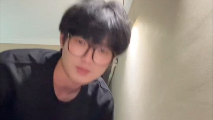 Sepertinya aku sedikit menyukai pria, seperti Zhang Yixing