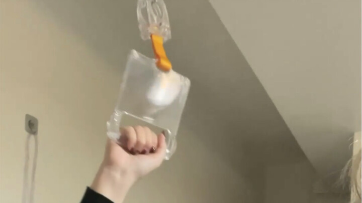 谁家好人在自己家里按地铁拉环的？