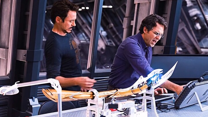 The Avengers' evil intentions, Iron Man accidentally stabbed the Hulk, his expression is full of emb