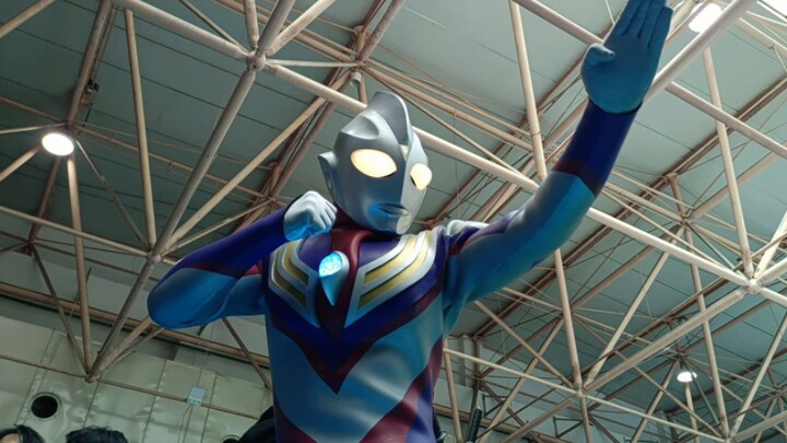 Kenakan tas kulit Ultraman Tiga ke Comic Expo 1