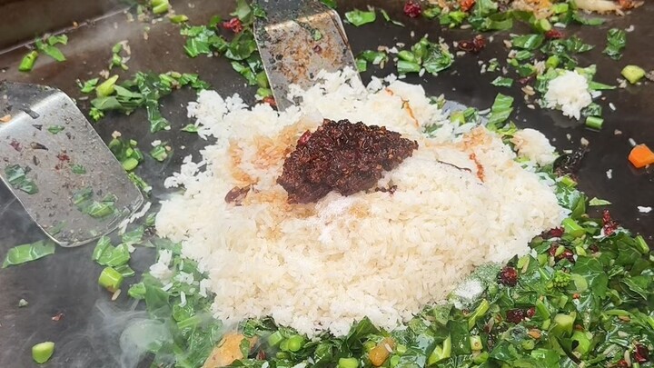 The Crispy Sausage Fried Rice on the Streets of Guiyang Smells Absolutely Amazing!