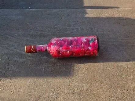 Khoảnh khắc giải áp khi lăn chai xuống cầu thang