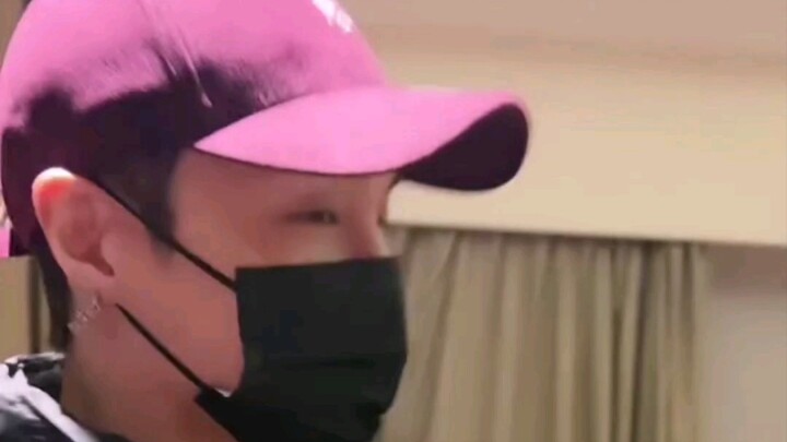[Zhang Yixing Studio Livestream]: Please keep the pace and tone appropriate.