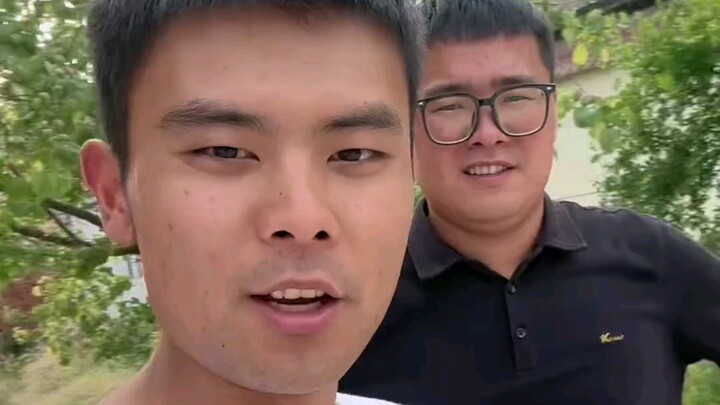 Leci segera datang, jangan terburu-buru teman-teman. Hari ini baru saja tiba di Hainan, kami berdua 
