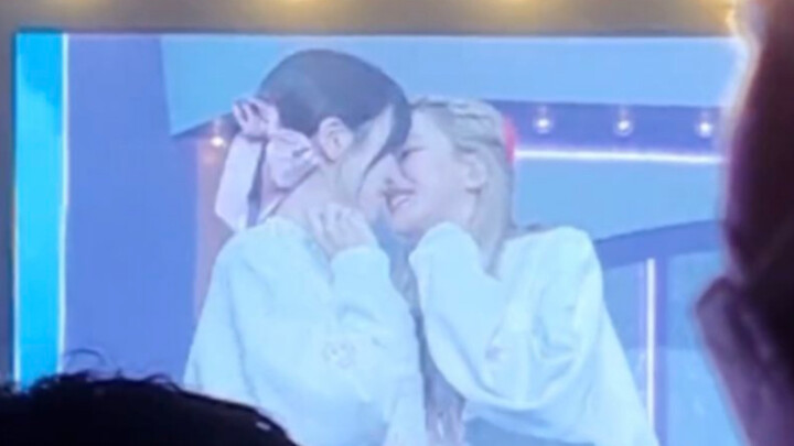 Momen mesra Mi Cai — ini bisa dilihat gratis ya?