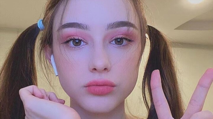Betapa imutnya seorang gadis dari negara yang gemar berkelahi dengan kuncir kuda kembar? [Dasha Tara