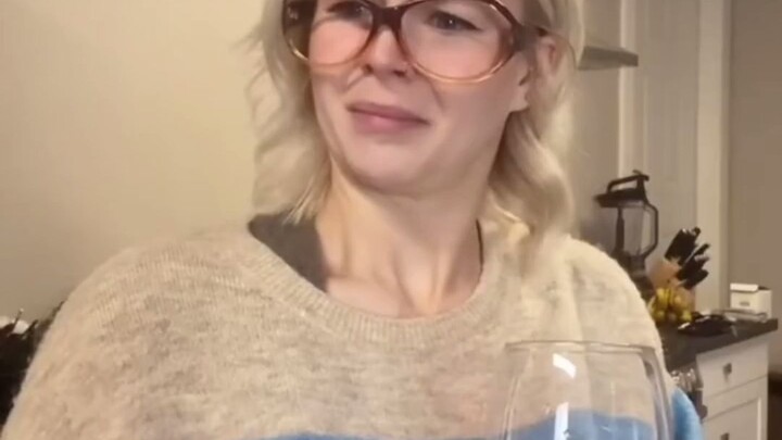 عندما تكبر الابنة الصغرى في المنزل