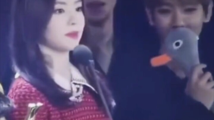 بيه جوهيون: رغم أنني الزميلة الأصغر، إلا أنك يا بايكهيوان لا بد أن تناديني “نونا” عندما تراني!