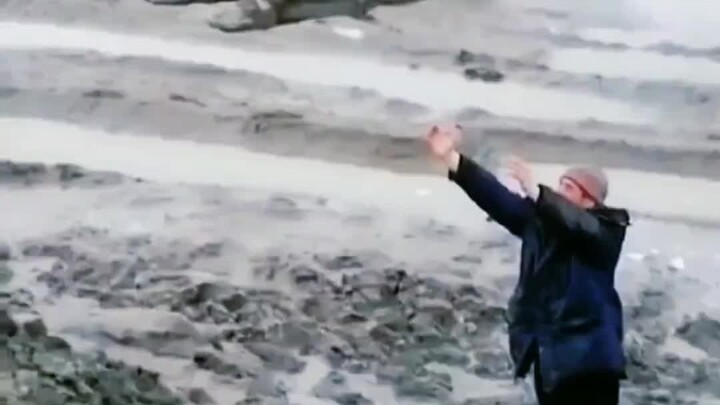 看到第一眼就在想，怎么不把他挖出来？后面果然把他挖出来了