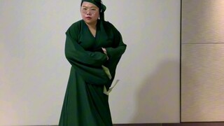 أتمنى للجميع عيد قوارب التنين بسلام وصحة، ها قد أتت شياو تشينغ! اليوم مكياجها وتسريحتها على أحدث طرا