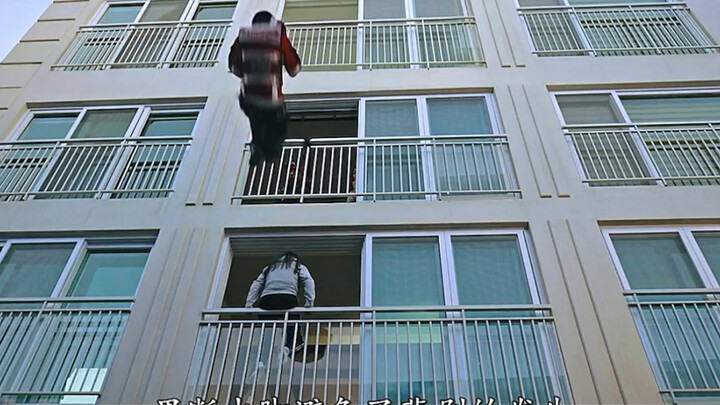 Gadis yang kecewa pada ibunya ingin bunuh diri dengan melompat dari gedung, tapi kakaknya malah bers