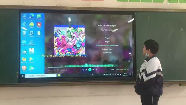 Nyanyikan lagu tema Stone Ocean "STONE OCEAN" di kelas