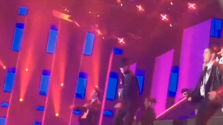 [Bo Jun Yi Xiao] ฟื้นฟูจากหลาย ๆ มุม dd กำลังมองหาไมโครโฟน "ฉันก็อยากแนะนำคุณเหมือนที่คุณแนะนำฉันบนเ