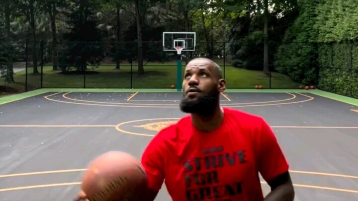 เลอบรอน เจมส์ ใส่รองเท้าแตะลงสนามฝึกซ้อมคนเดียวที่สวนหลังบ้านในเมืองแอครอน ไม่มีใครสักคนไปดวลตัวต่อต