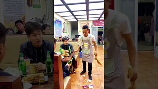 Mấy chục năm uống bia nhưng chưa gặp trường hợp này bao giờ!