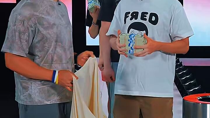 Guess the celebrity 😱