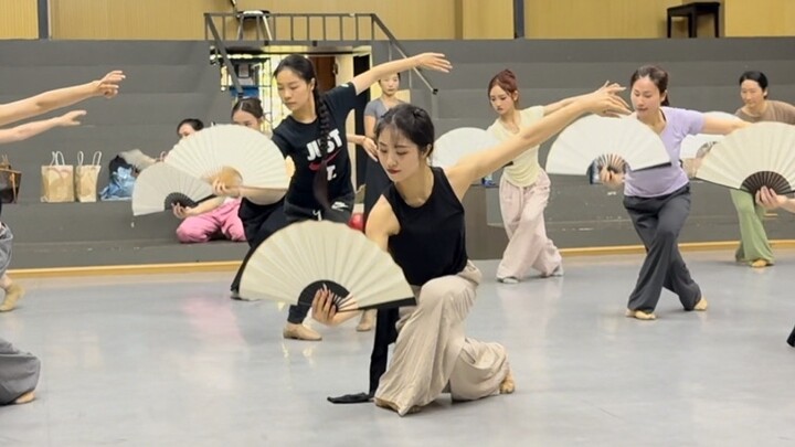 Hôm nay là chàng trai lãng mạn và bảnh bao~ Ba chúng ta cùng nhau nhảy múa với chiếc quạt như khói t