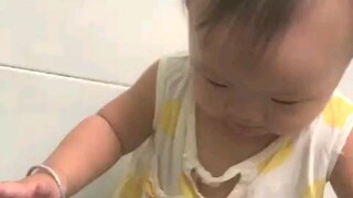 em bé dâu ngơ ngác ko hiểu chuyện j