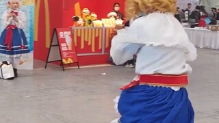 Alice menampilkan tarian pedang Alice the Cossack [Pameran Komik HACG Harbin] Казачка с шашкой