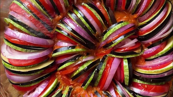 Pelan-pelan dulu, ayo kita lihat bagaimana hidangan dalam “Ratatouille” ini dibuat~